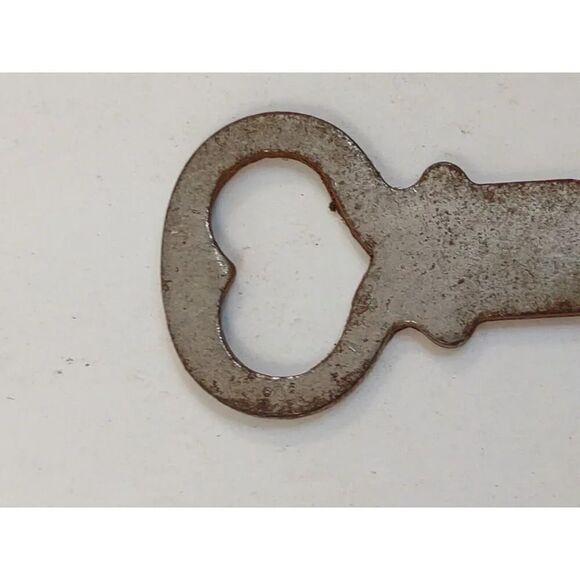 Vintage Flat Heart Key Steamer Trunk - Picture 4 of 10